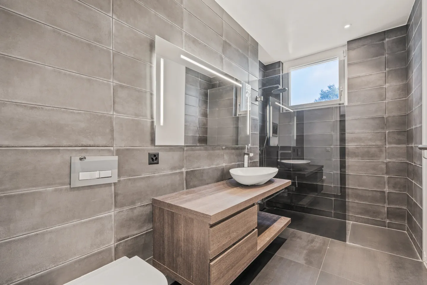 Exceptional contemporary property, sculpted by light - Photo 15 of 23