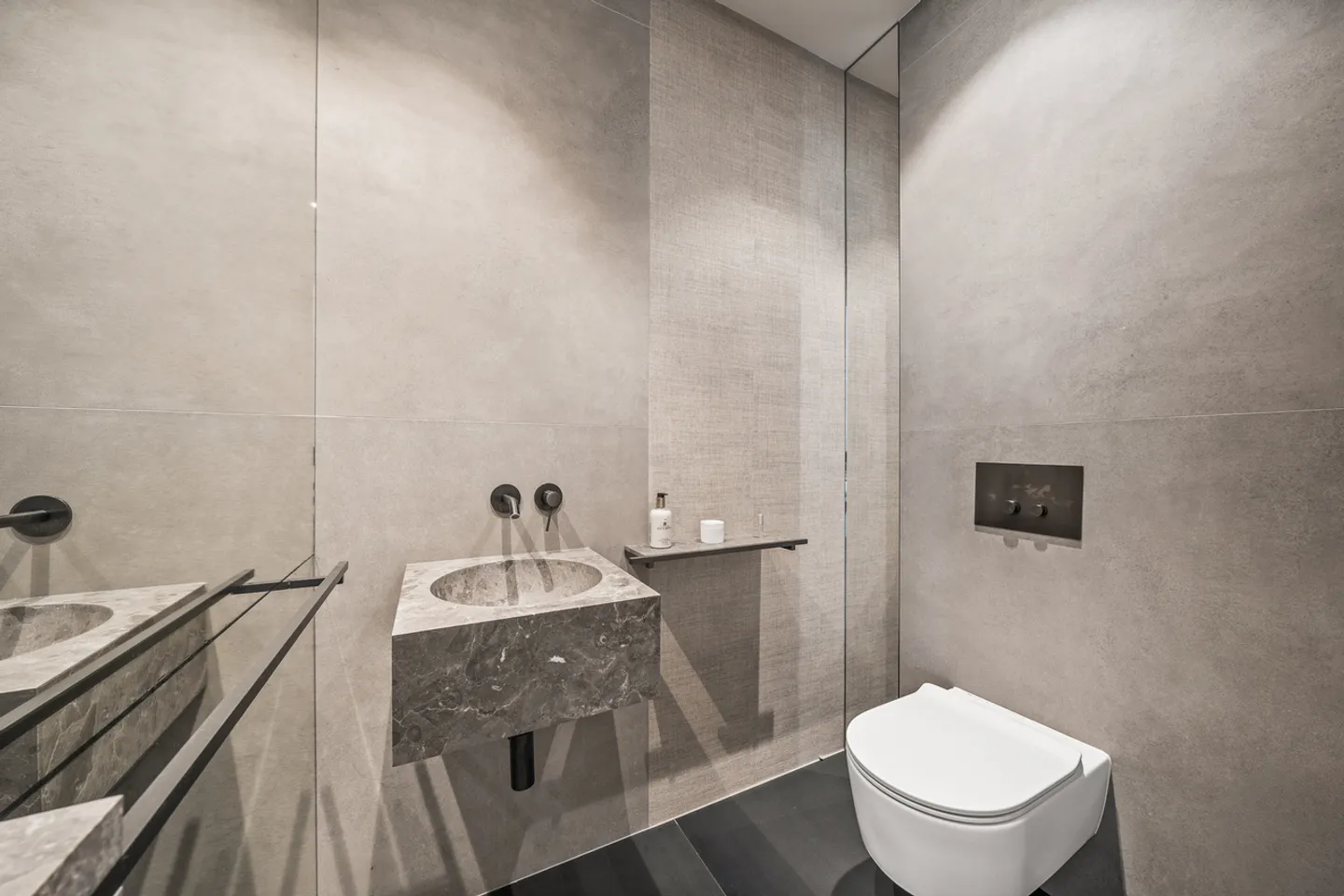 Exceptional contemporary property, sculpted by light - Photo 16 of 23