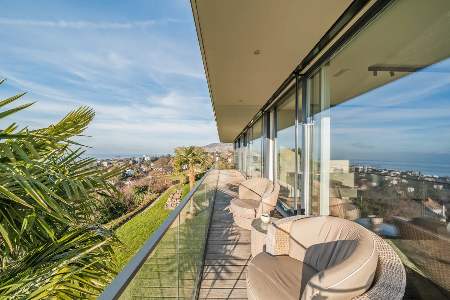 Exceptional contemporary property, sculpted by light - Photo 18 of 23