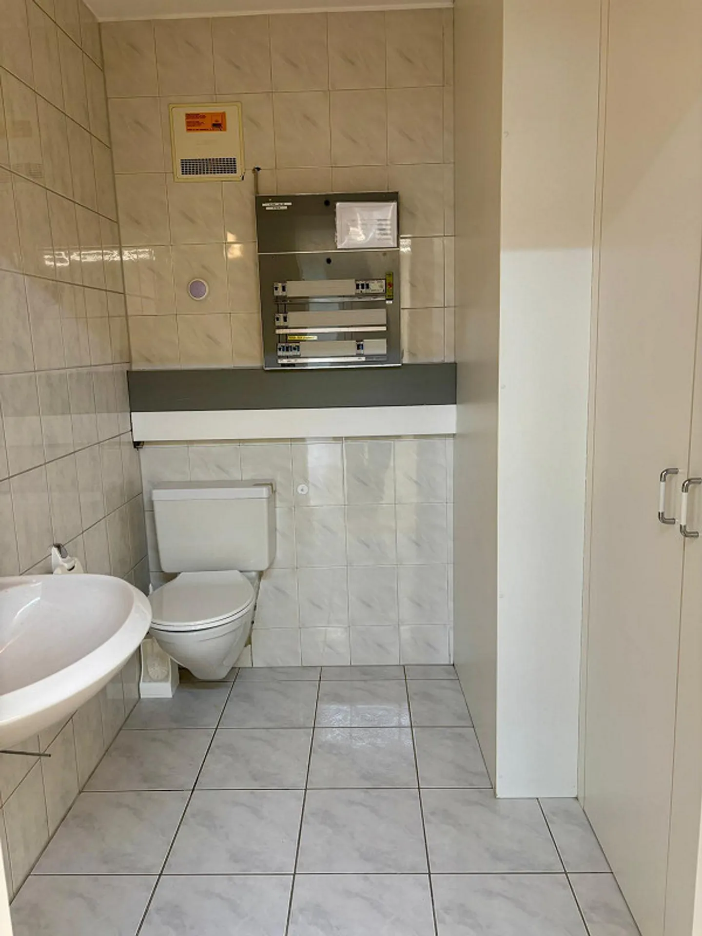 Newly renovated office/commercial space in a central location - Photo 9 of 11