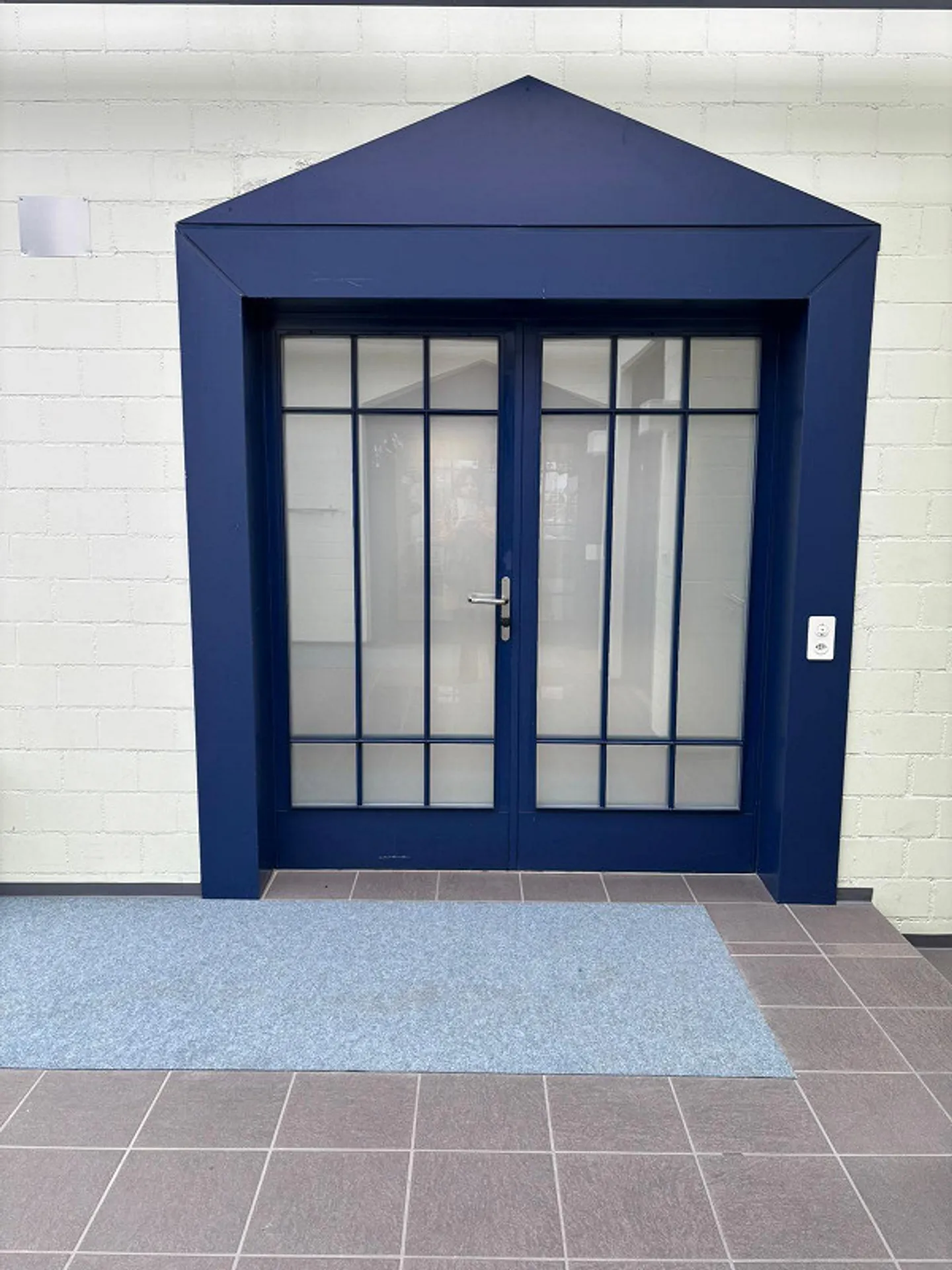 Newly renovated office/commercial space in a central location - Photo 10 of 11