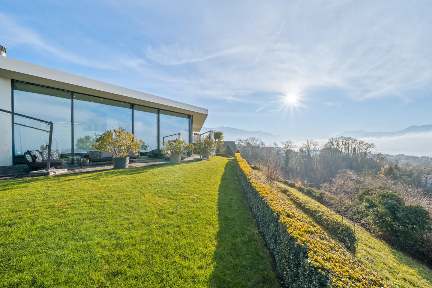 Exceptional contemporary property, sculpted by light - Photo 19 of 23