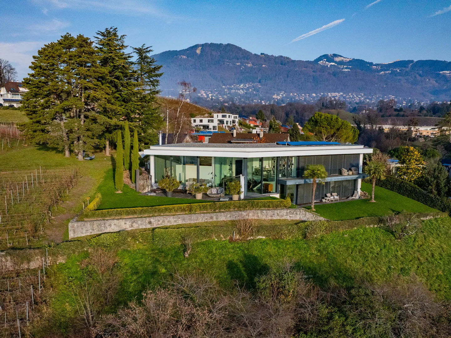 Exceptional contemporary property, sculpted by light - Photo 21 of 23