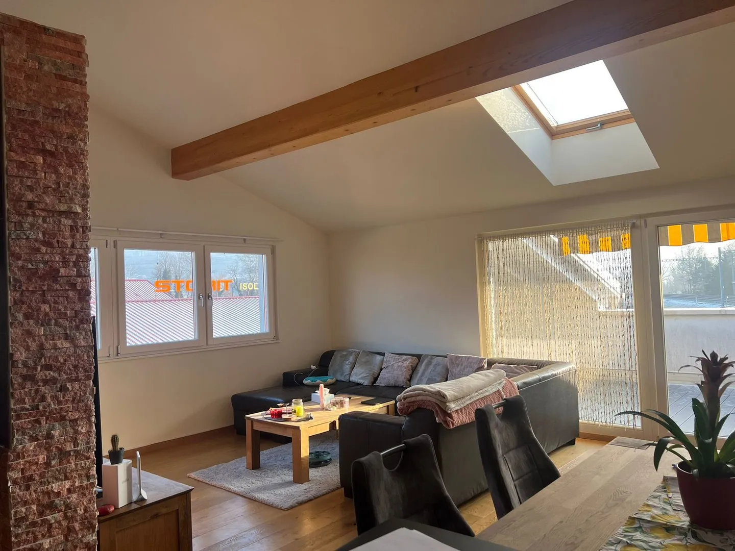 Charmante Dachwohnung mit Bergsicht - Foto 3 von 7