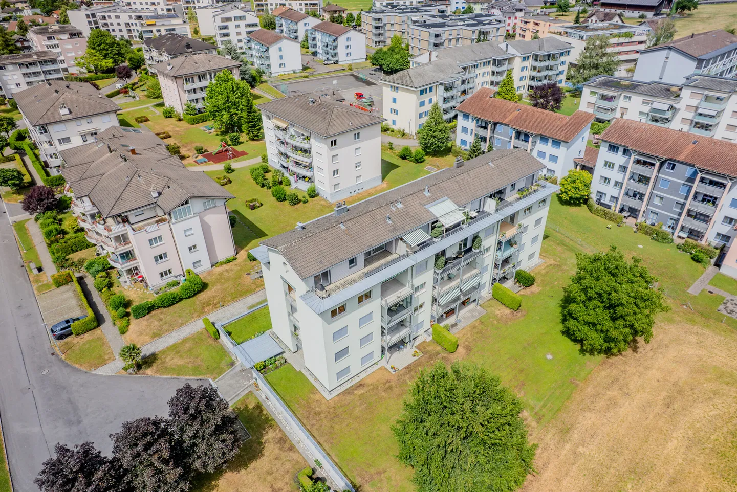 Spacious Penthouse Apartment with Stunning Views - Photo 17 of 18