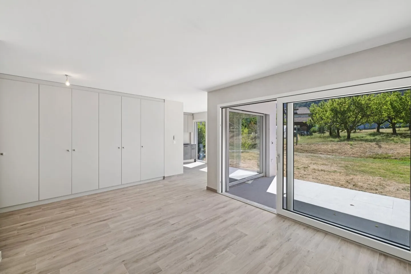 Neues 2,5-Zimmer-Apartment mit großem Garten und Terrassen - Foto 5 von 8