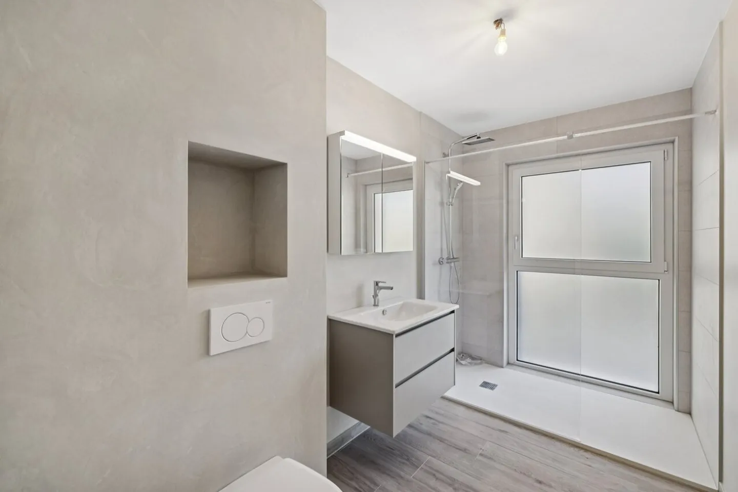 Neues 2,5-Zimmer-Apartment mit großem Garten und Terrassen - Foto 7 von 8