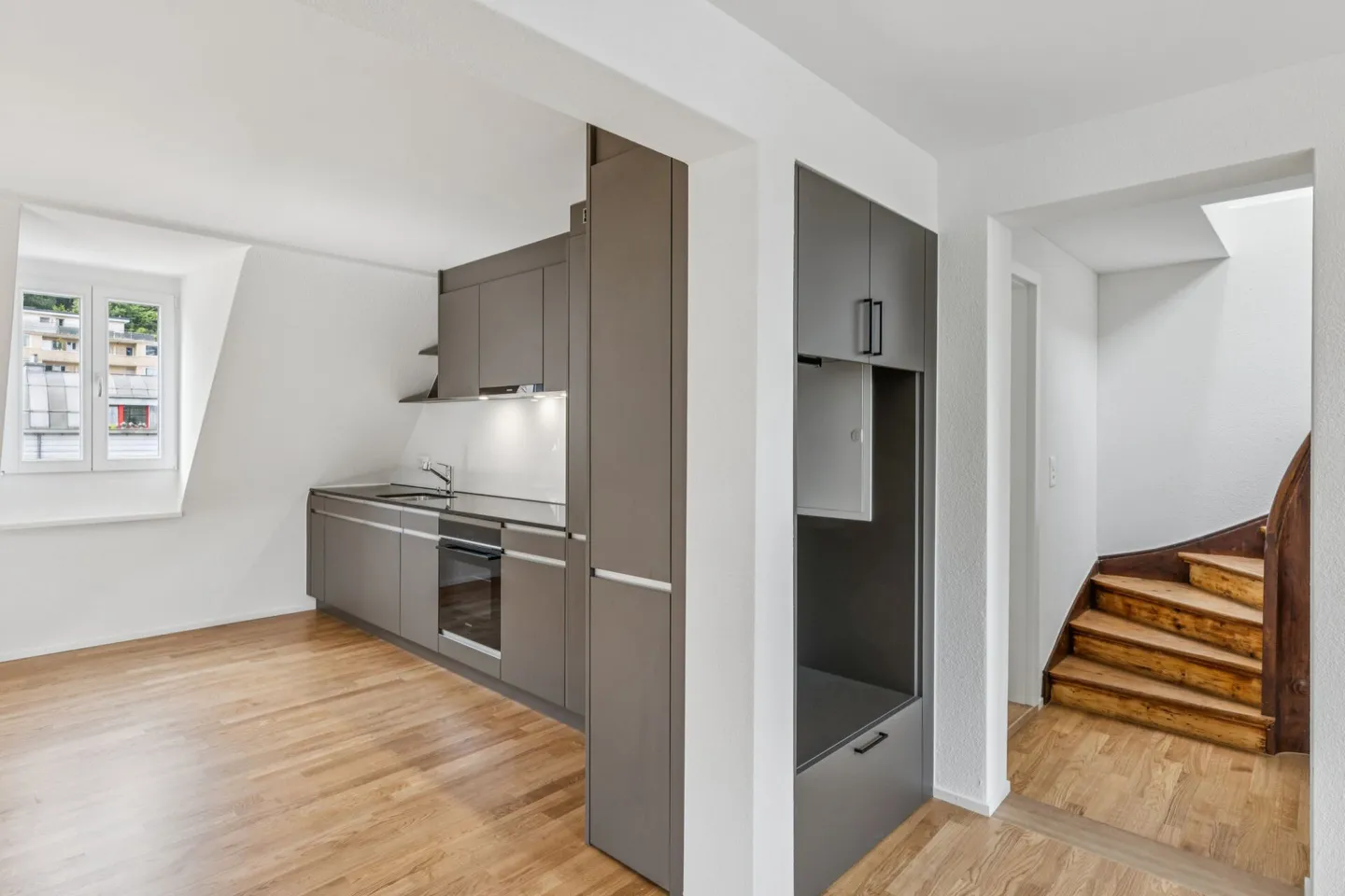 Première occupation ! Appartement en penthouse de 2,5 pièces avec galerie et terrasse sur le toit privée - Photo 3 sur 18