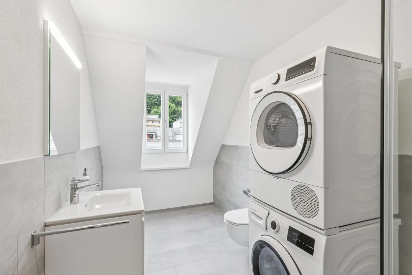 Première occupation ! Appartement en penthouse de 2,5 pièces avec galerie et terrasse sur le toit privée - Photo 4 sur 18