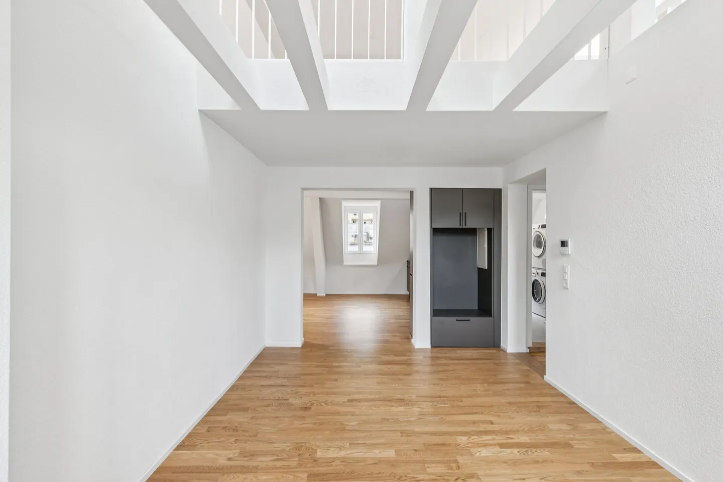 Première occupation ! Appartement en penthouse de 2,5 pièces avec galerie et terrasse sur le toit privée - Photo 6 sur 18