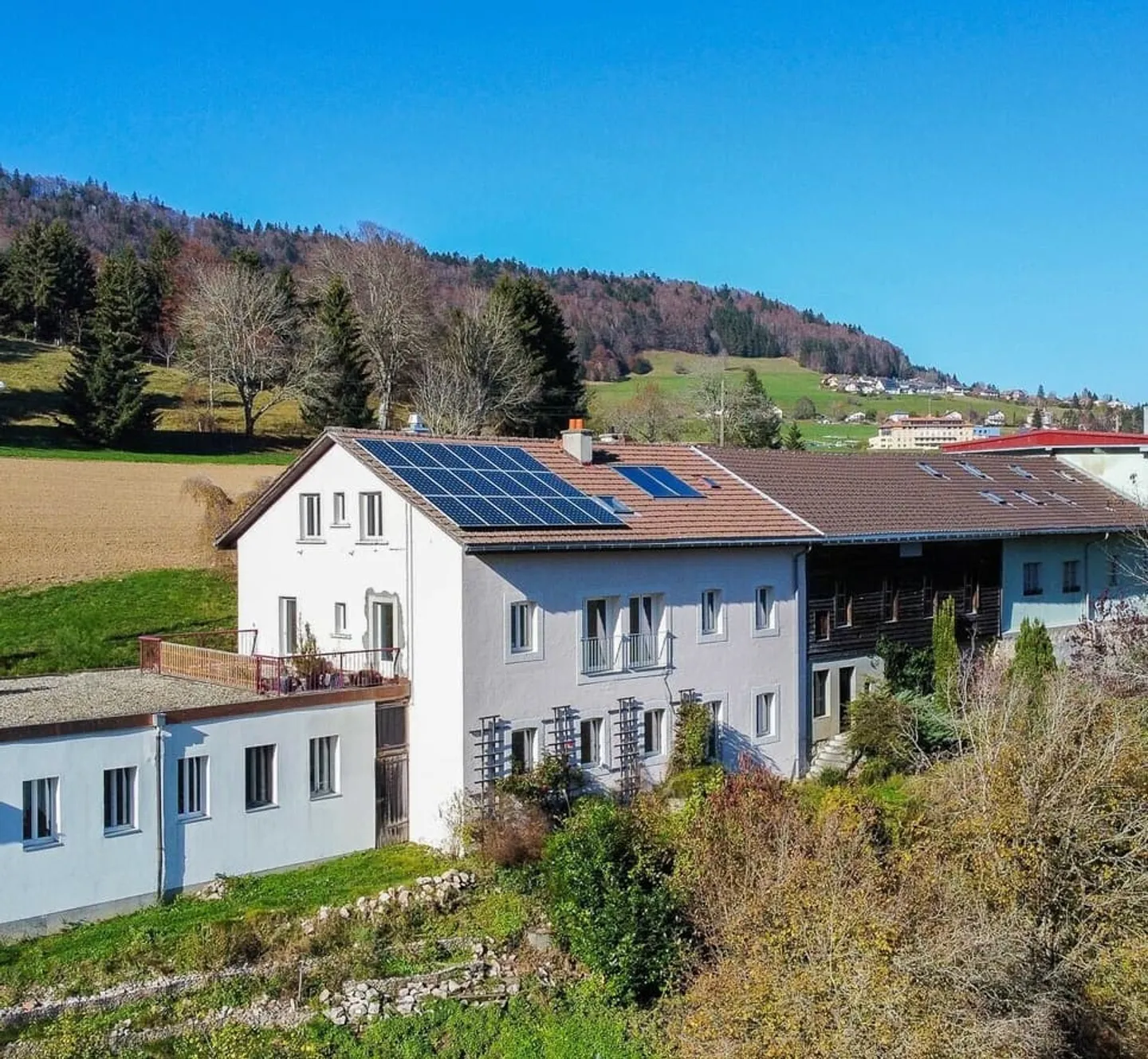 Haus mit Wohnung, Werkstatt, Garage und Lagerfläche Gesamtfläche von 700 m2 - Foto 1 von 13