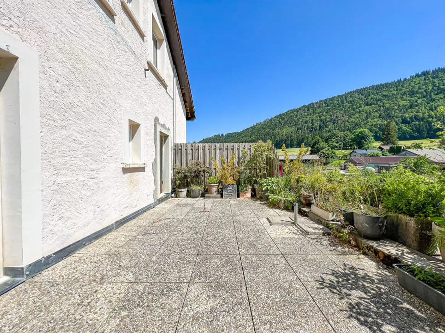 Haus mit Wohnung, Werkstatt, Garage und Lagerfläche Gesamtfläche von 700 m2 - Foto 3 von 13