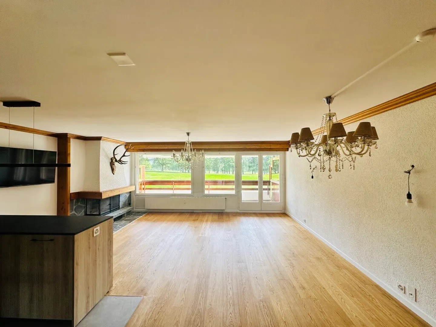 Magnificent 3.5 room renovated apartment on the golf course - Photo 2 of 11