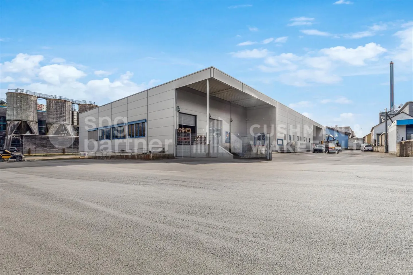 Industrielle Lokale mit Keller und vollständiger technischer Ausstattung - Foto 1 von 11