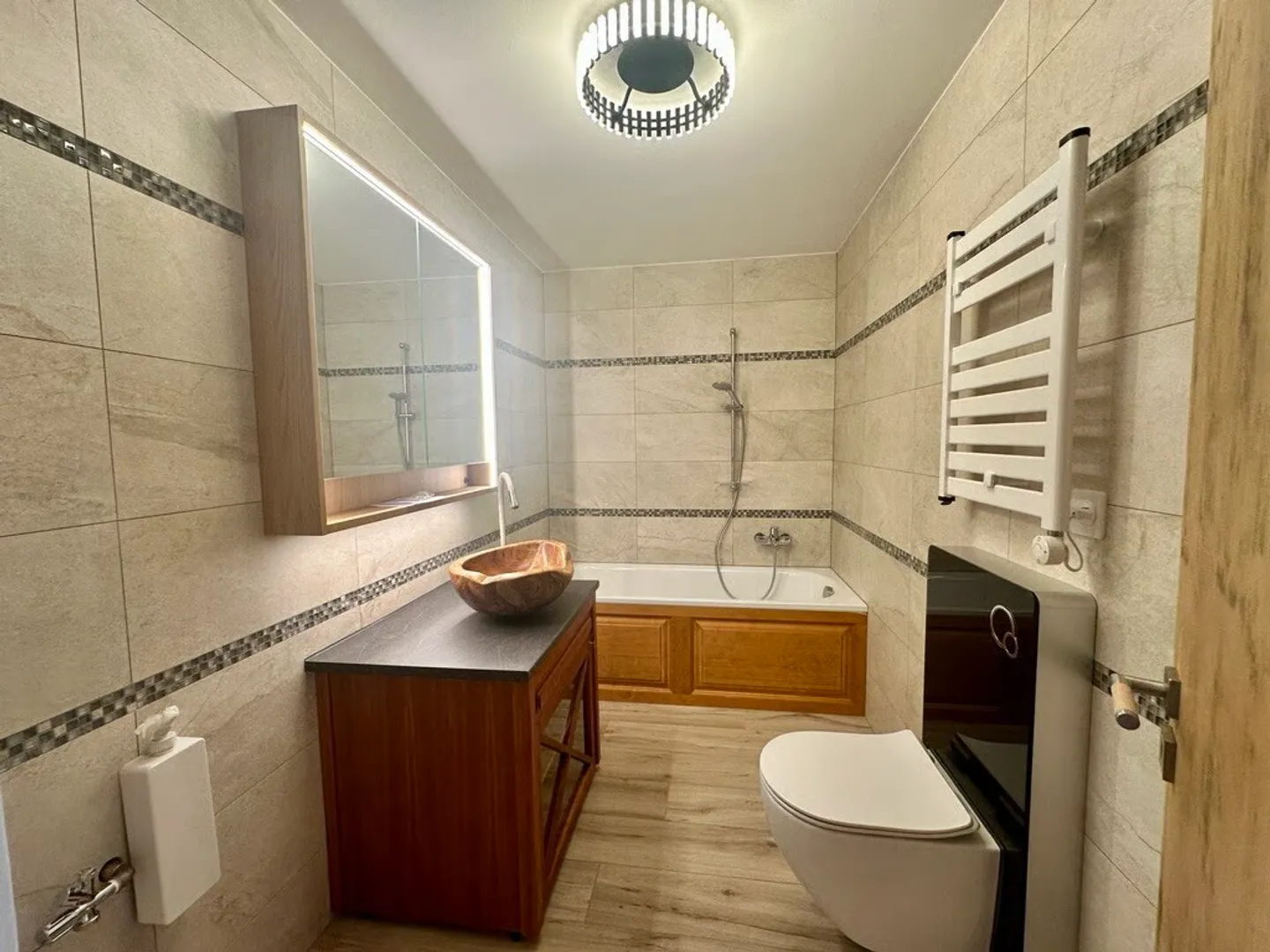 Magnificent 3.5 room renovated apartment on the golf course - Photo 1 of 11