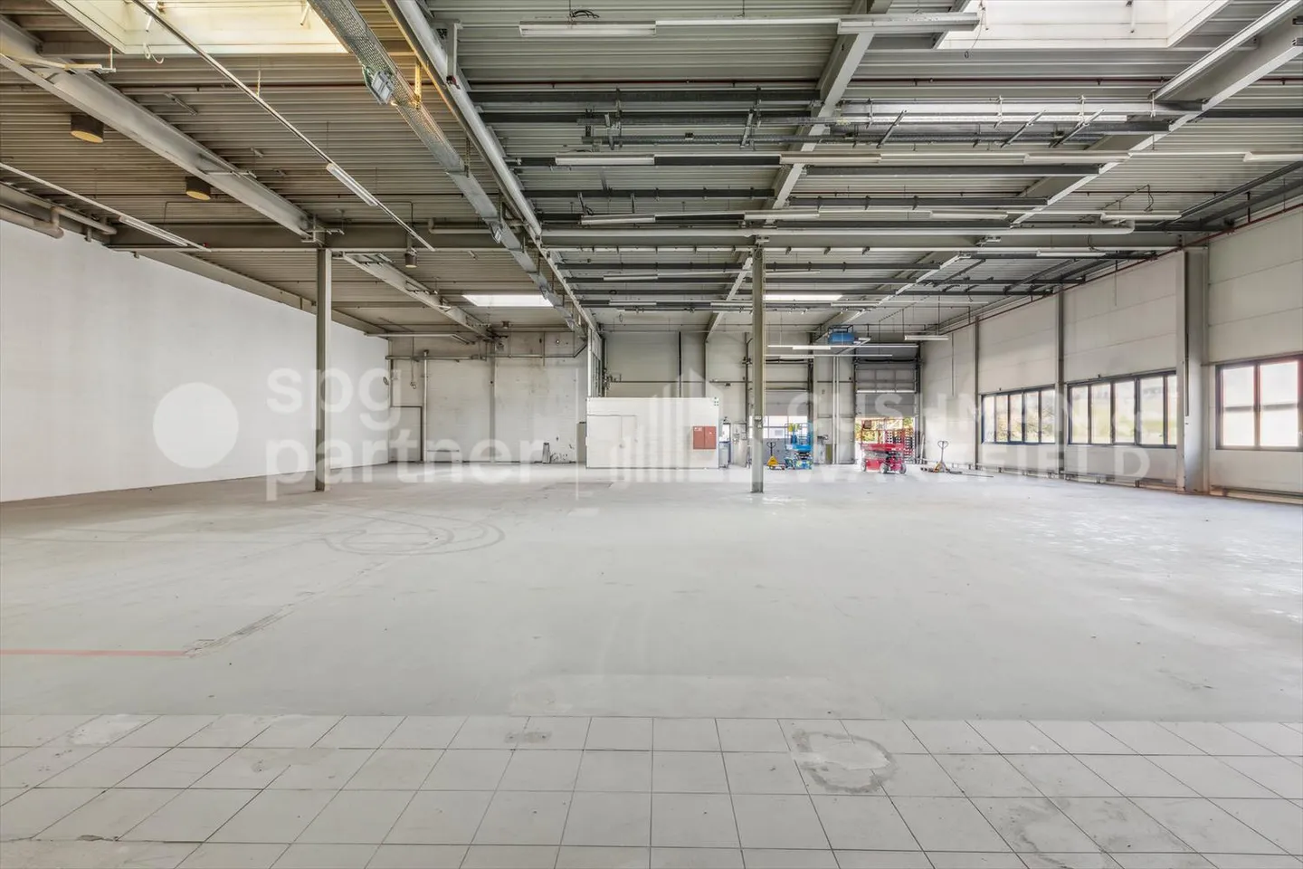 Industrielle Lokale mit Keller und vollständiger technischer Ausstattung - Foto 9 von 11