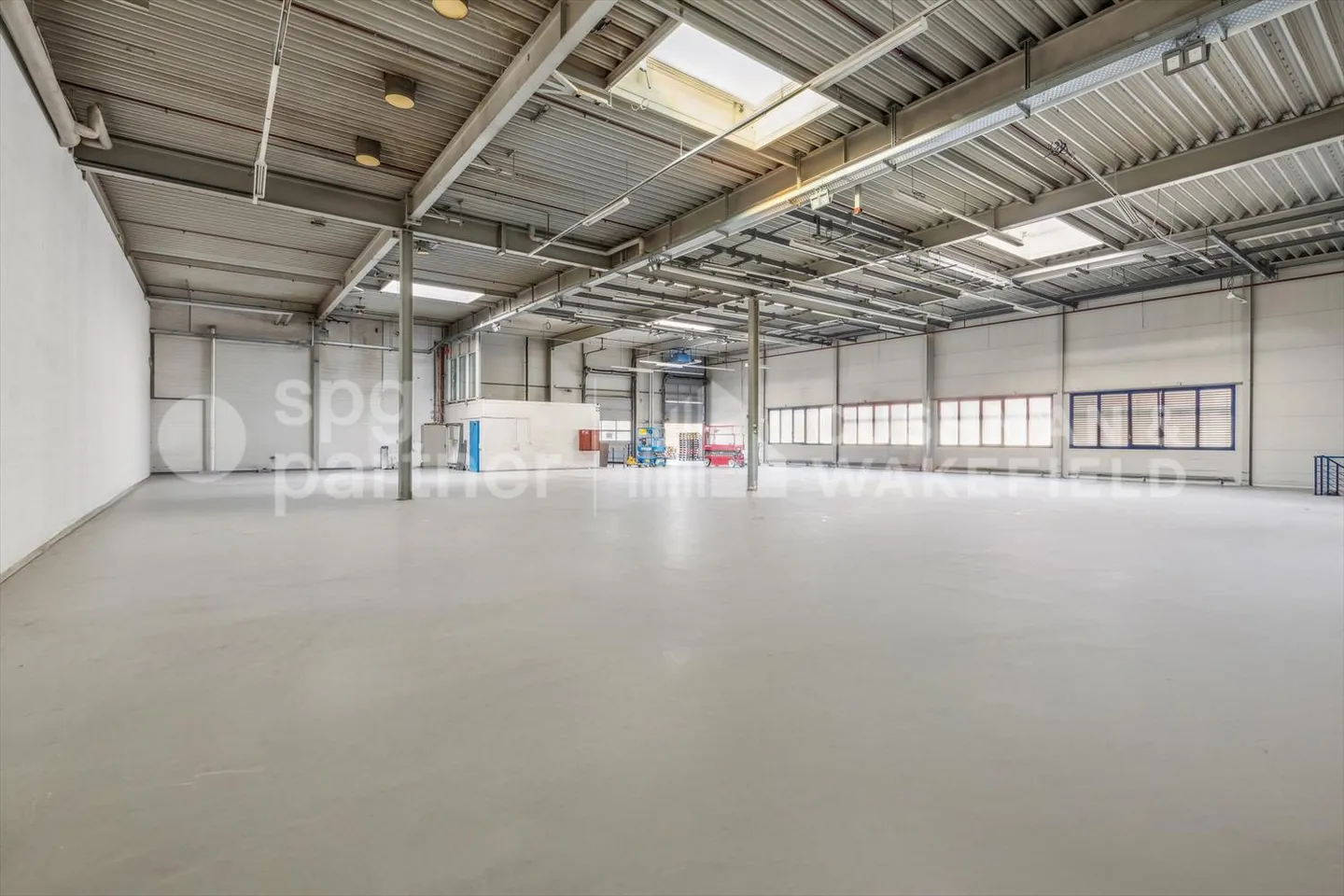 Industrielle Lokale mit Keller und vollständiger technischer Ausstattung - Foto 10 von 11