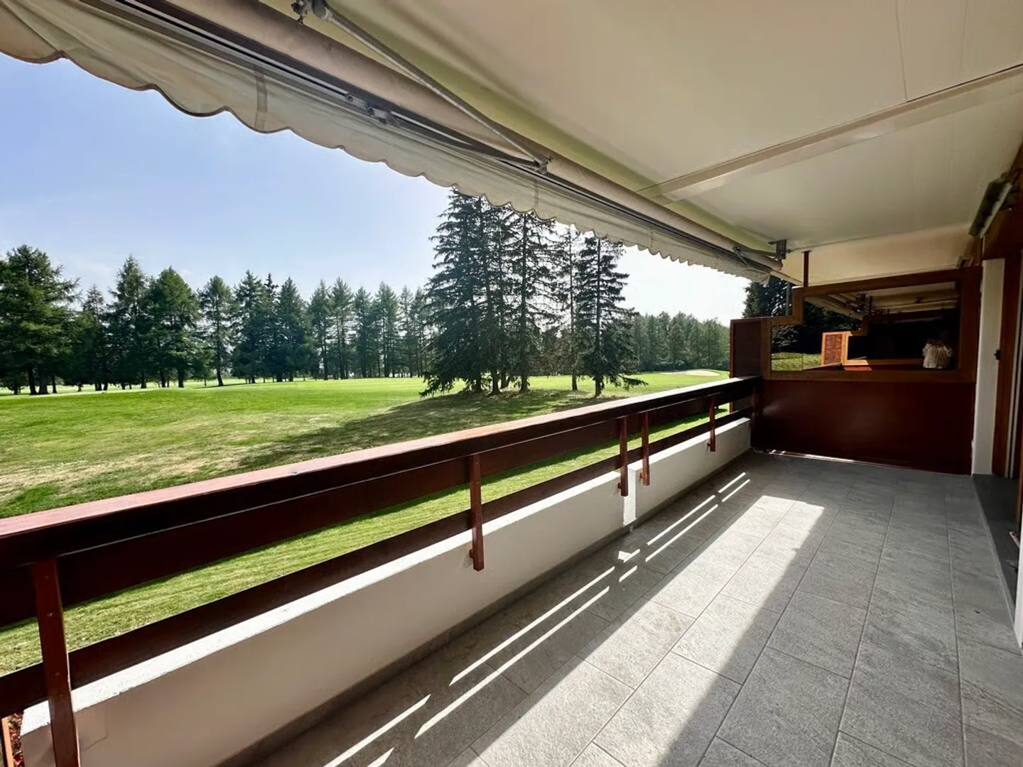 Magnificent 3.5 room renovated apartment on the golf course - Photo 9 of 11