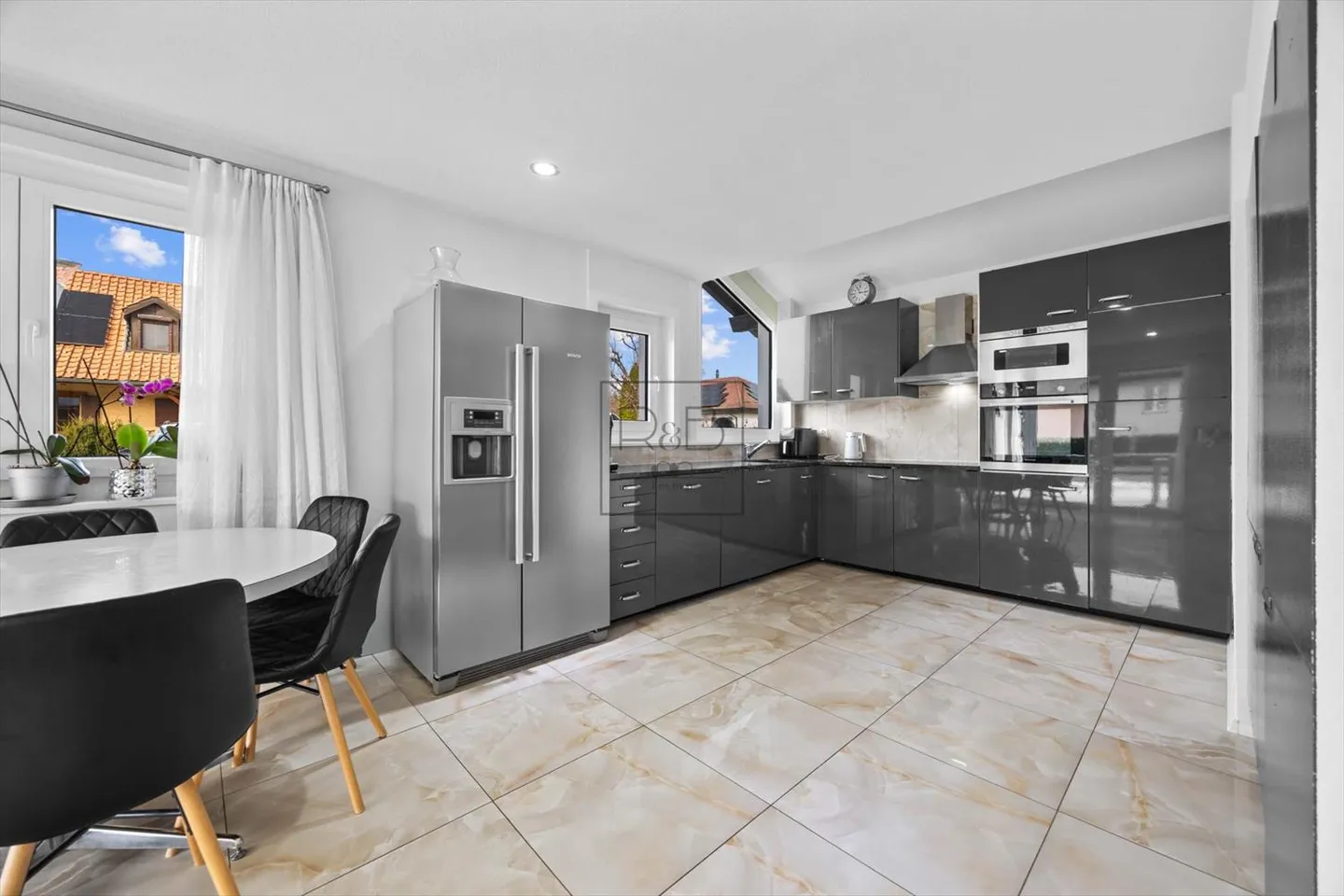 Detached house with 10.5 rooms including a 2.5 room independent apartment in Riaz - Photo 4 of 13