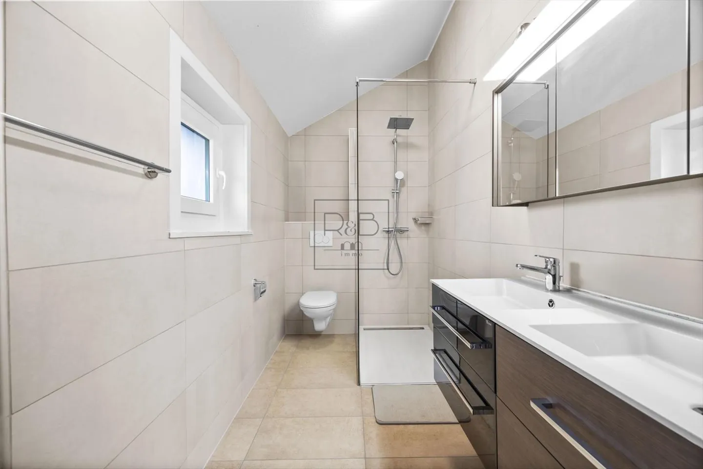 Detached house with 10.5 rooms including a 2.5 room independent apartment in Riaz - Photo 5 of 13