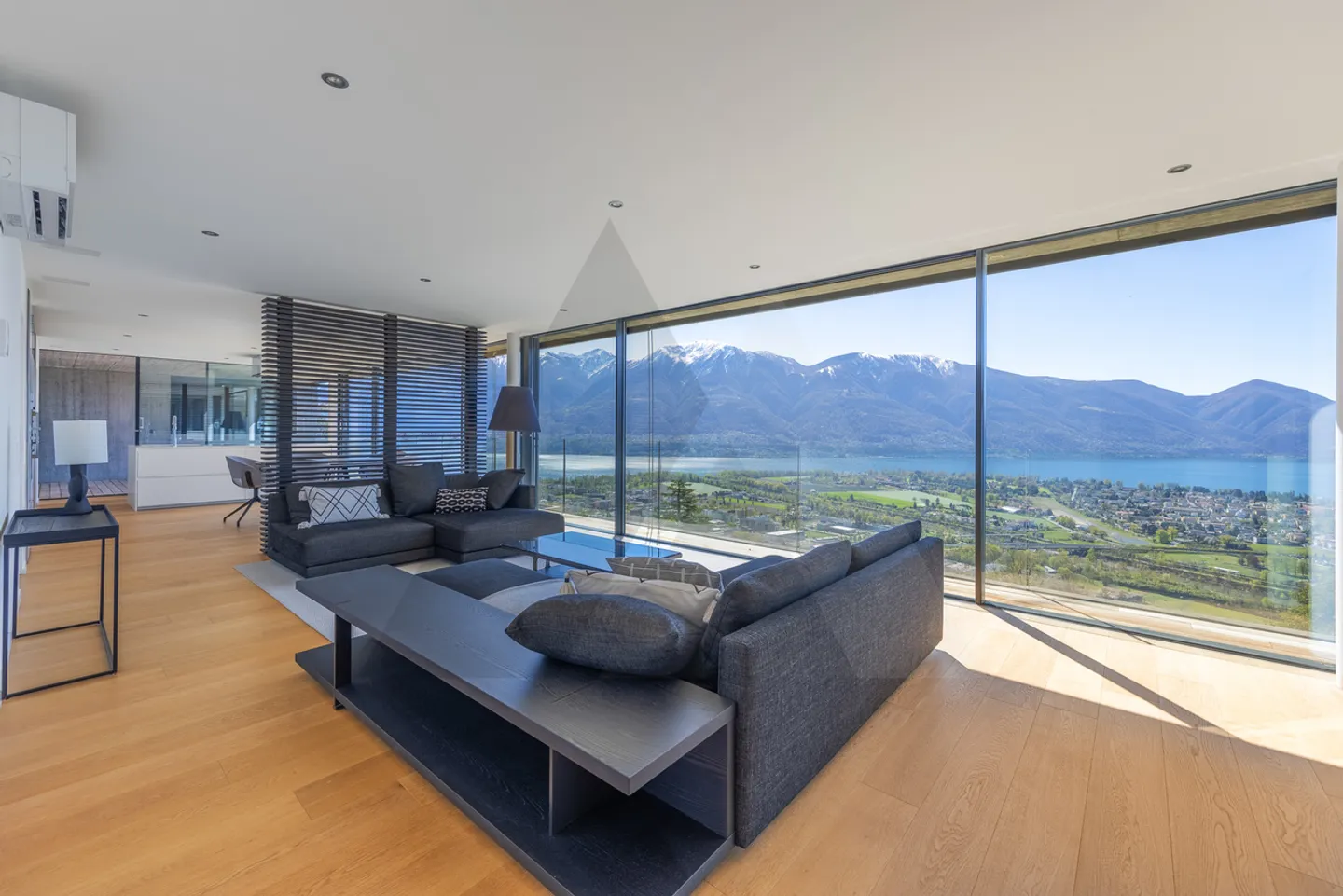 Penthouse Moderno con Vista Lago - Foto 1 di 14