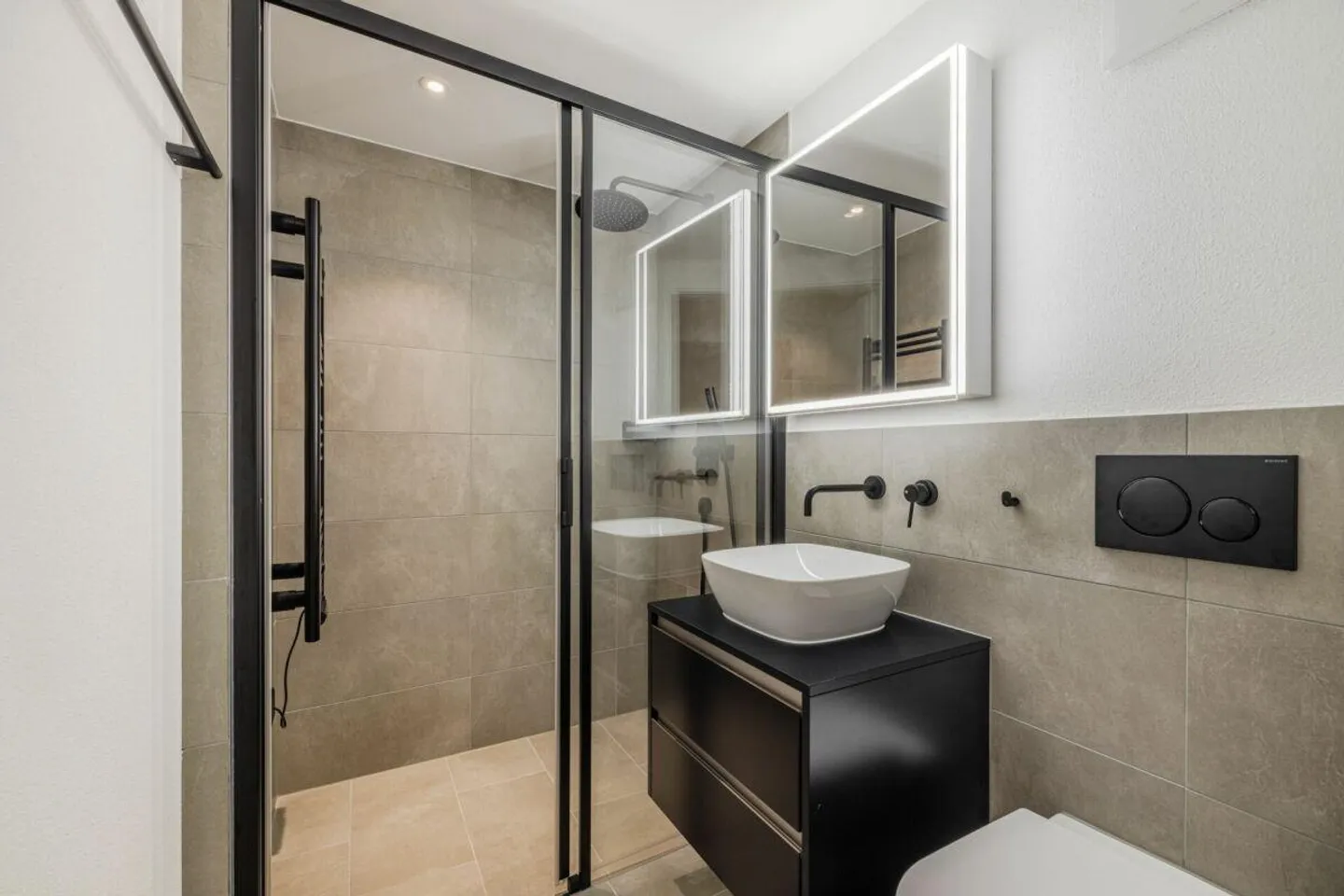 NEUBAU: Kernsanierte 2.5-Zimmer Wohnung mit Balkon - Foto 2 di 5