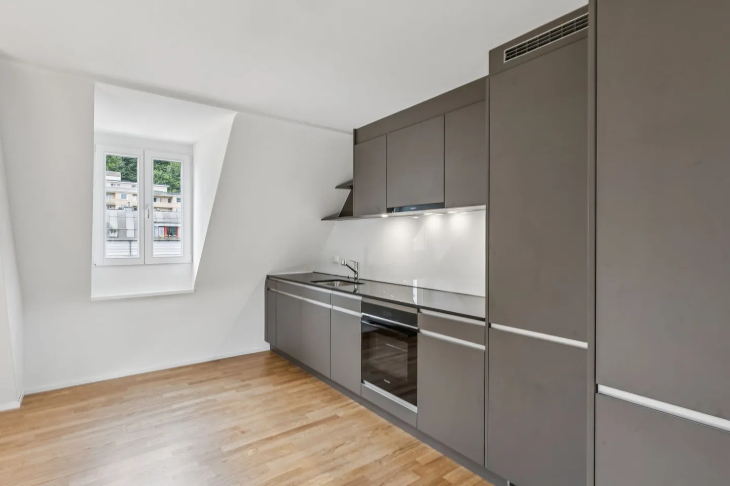 Première occupation ! Appartement en penthouse de 2,5 pièces avec galerie et terrasse sur le toit privée - Photo 8 sur 18