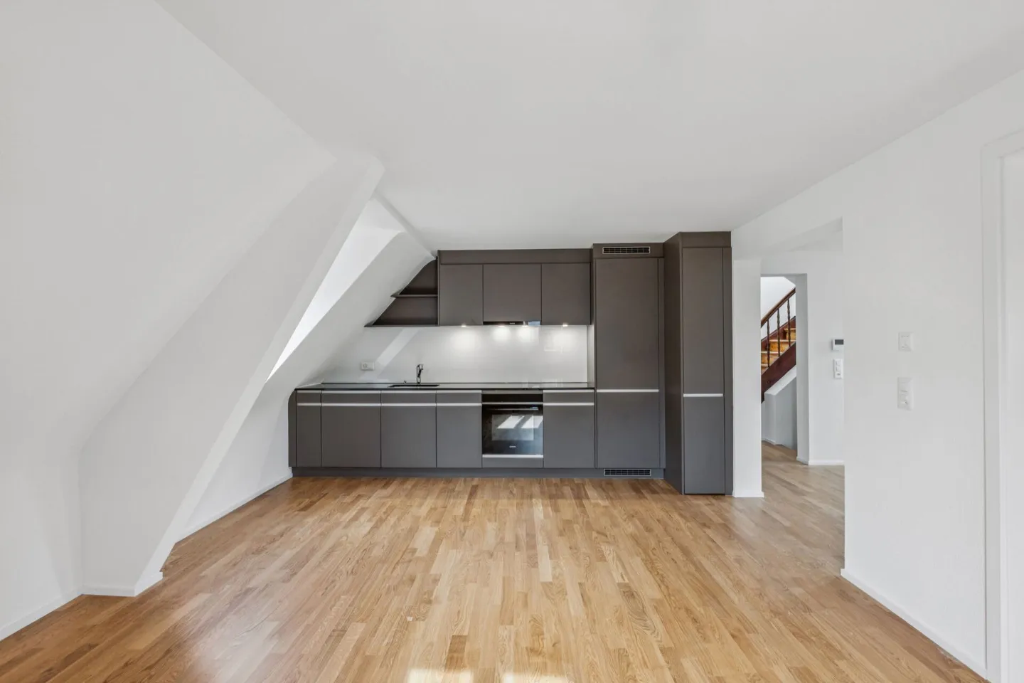 Première occupation ! Appartement en penthouse de 2,5 pièces avec galerie et terrasse sur le toit privée - Photo 9 sur 18