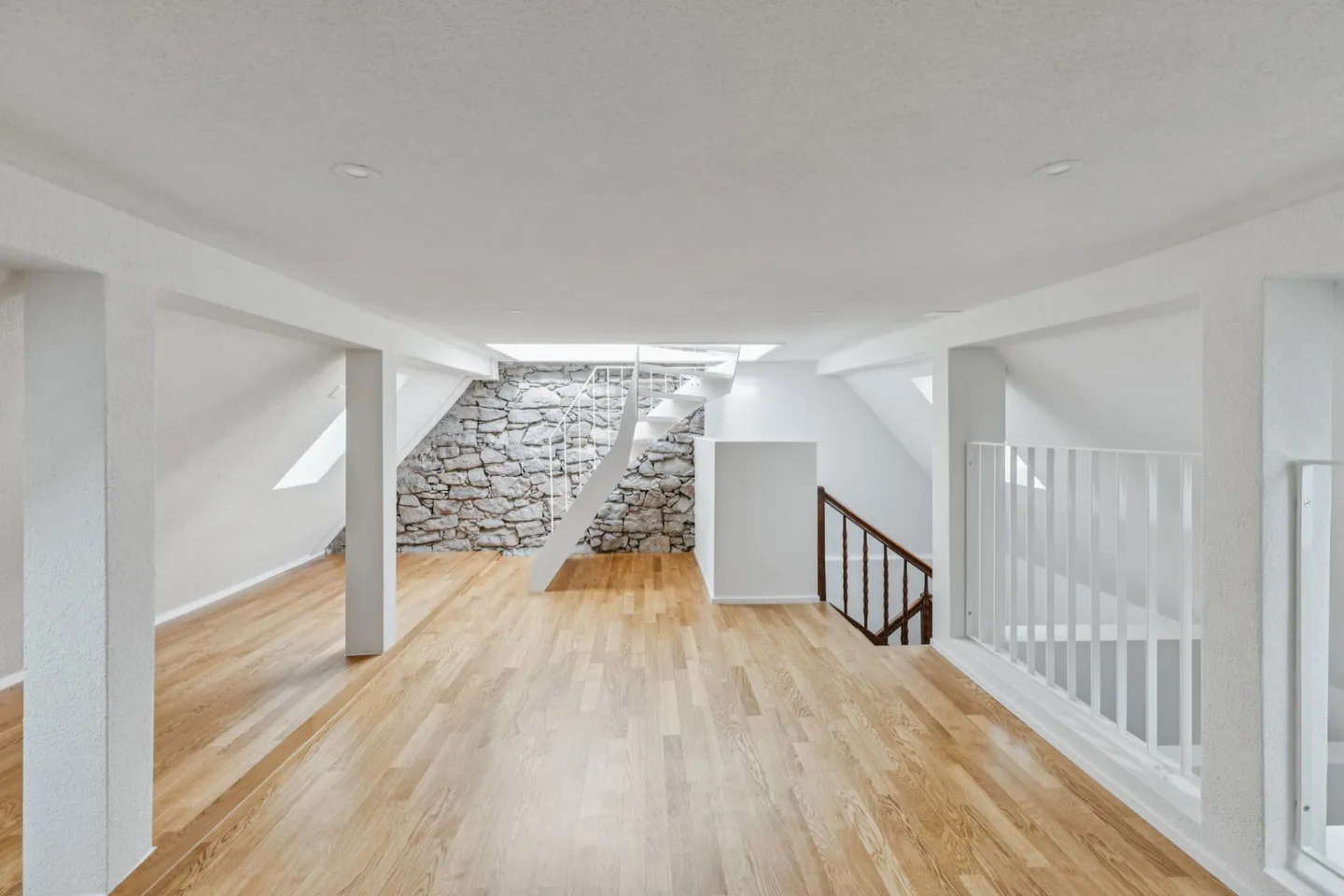 Première occupation ! Appartement en penthouse de 2,5 pièces avec galerie et terrasse sur le toit privée - Photo 13 sur 18