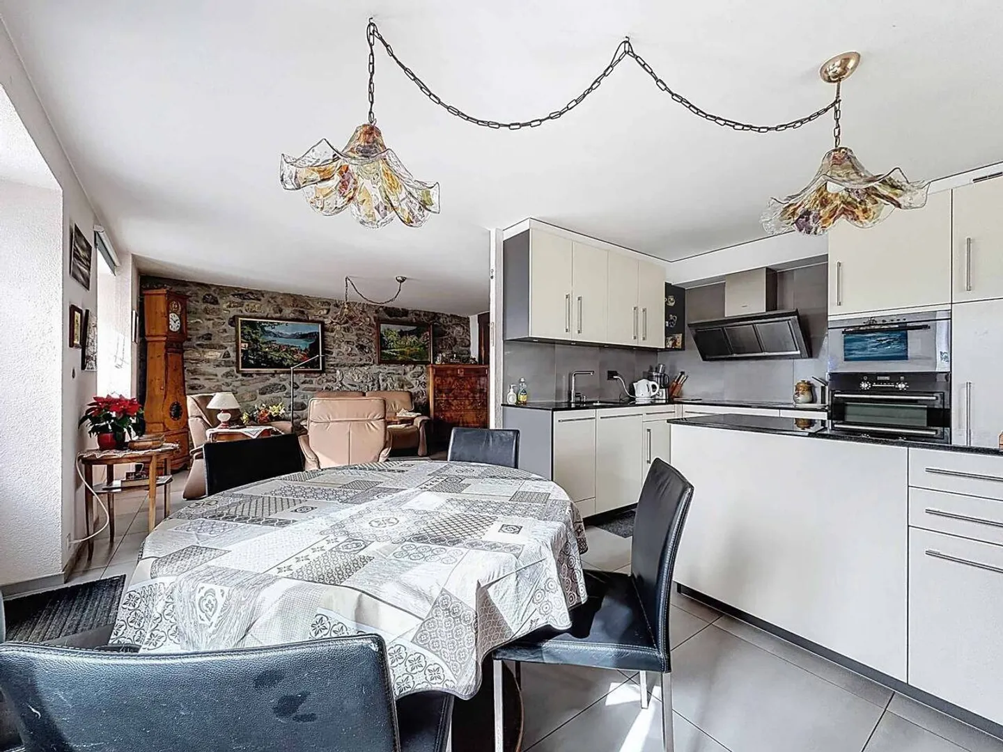 Renoviertes Landhaus mit 3 Wohnungen - Foto 4 von 13