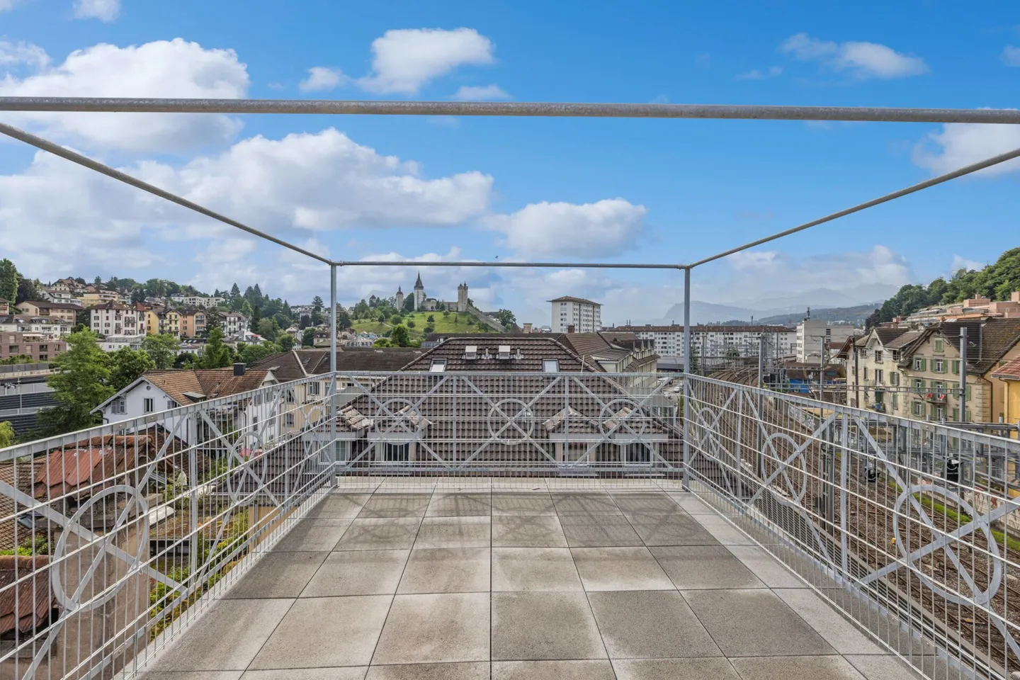 Première occupation ! Appartement en penthouse de 2,5 pièces avec galerie et terrasse sur le toit privée - Photo 16 sur 18