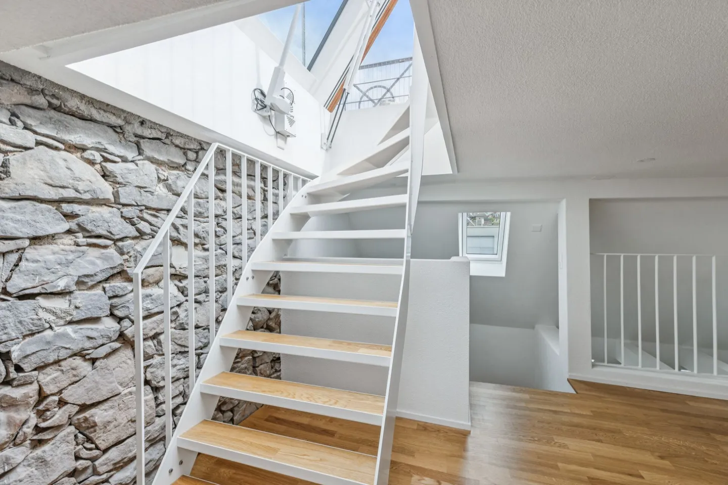 Première occupation ! Appartement en penthouse de 2,5 pièces avec galerie et terrasse sur le toit privée - Photo 14 sur 18