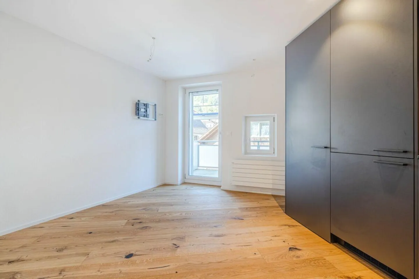NEUBAU: Kernsanierte 2.5-Zimmer Wohnung mit Balkon - Foto 3 di 5