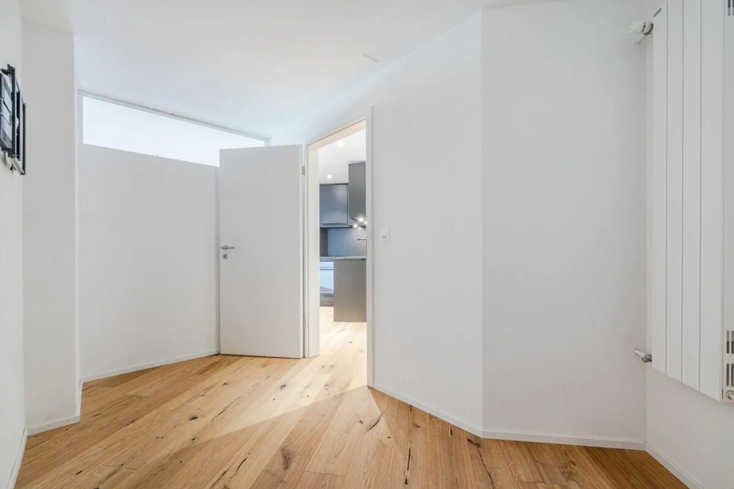 NEUBAU: Kernsanierte 2.5-Zimmer Wohnung mit Balkon - Foto 4 di 5