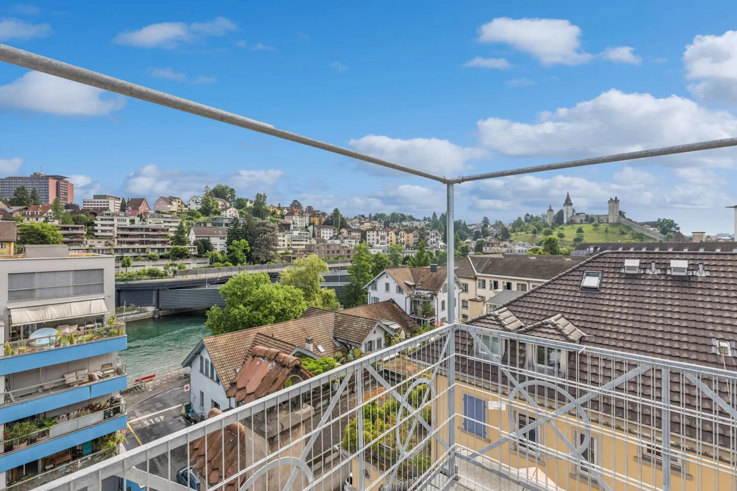 Première occupation ! Appartement en penthouse de 2,5 pièces avec galerie et terrasse sur le toit privée - Photo 17 sur 18