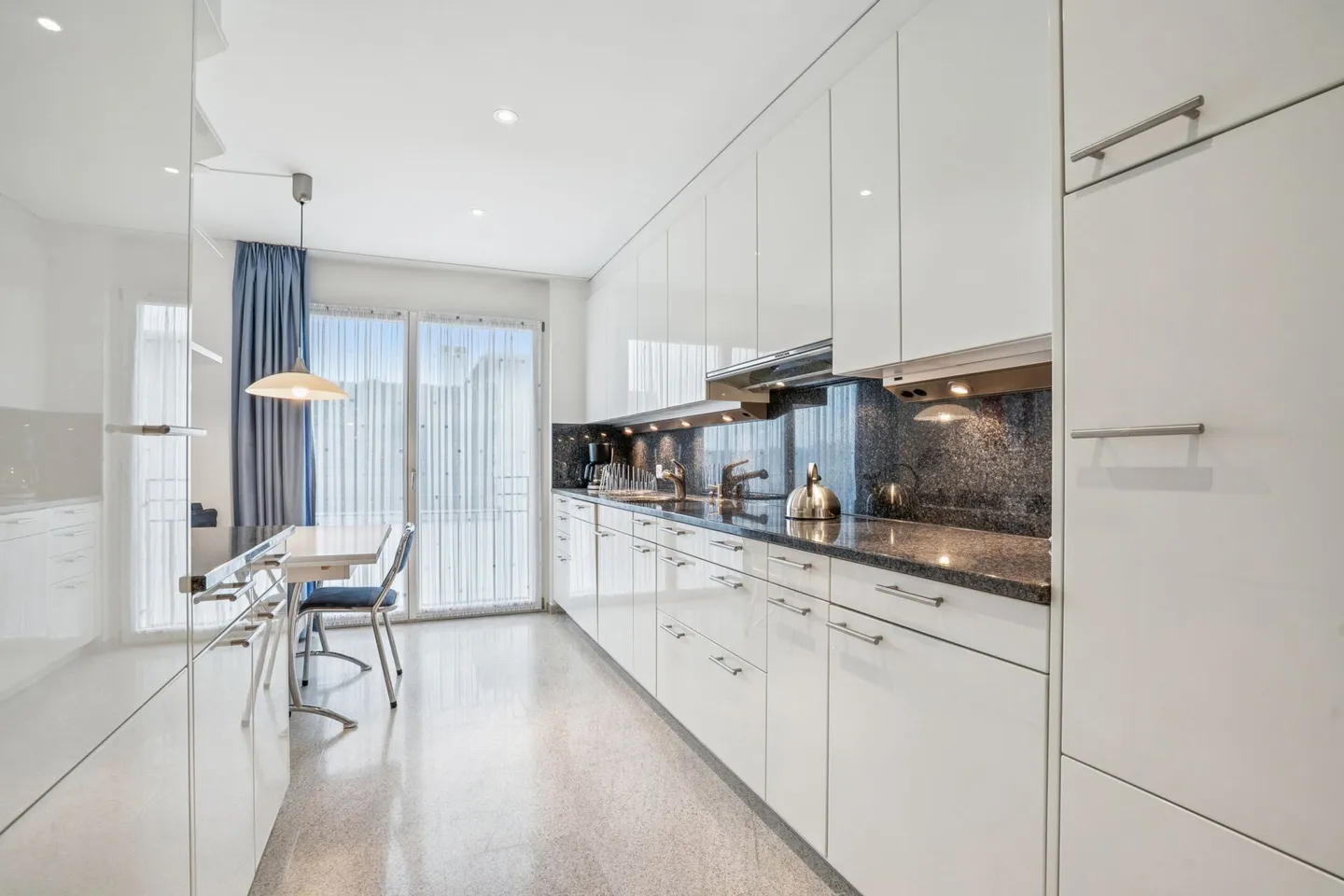 Wohnen mit Stil und Raumgefühl - Exklusive 5.5- bis 6.5-Zimmerwohnung in Zumikon - Photo 4 of 6