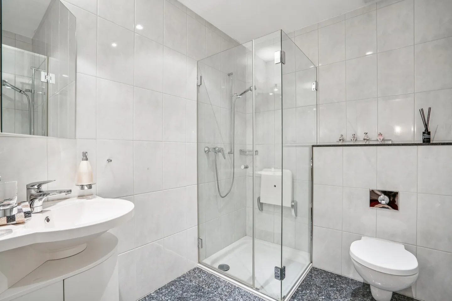 Wohnen mit Stil und Raumgefühl - Exklusive 5.5- bis 6.5-Zimmerwohnung in Zumikon - Photo 5 of 6