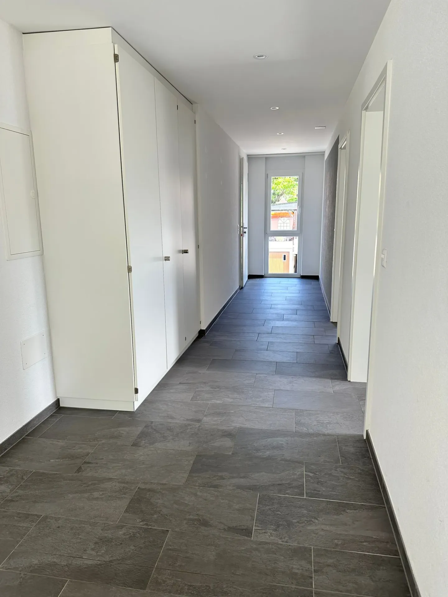 Appartement penthouse de 4,5 pièces élégant avec des équipements de haute qualité et vue sur la verdure - Photo 14 sur 28
