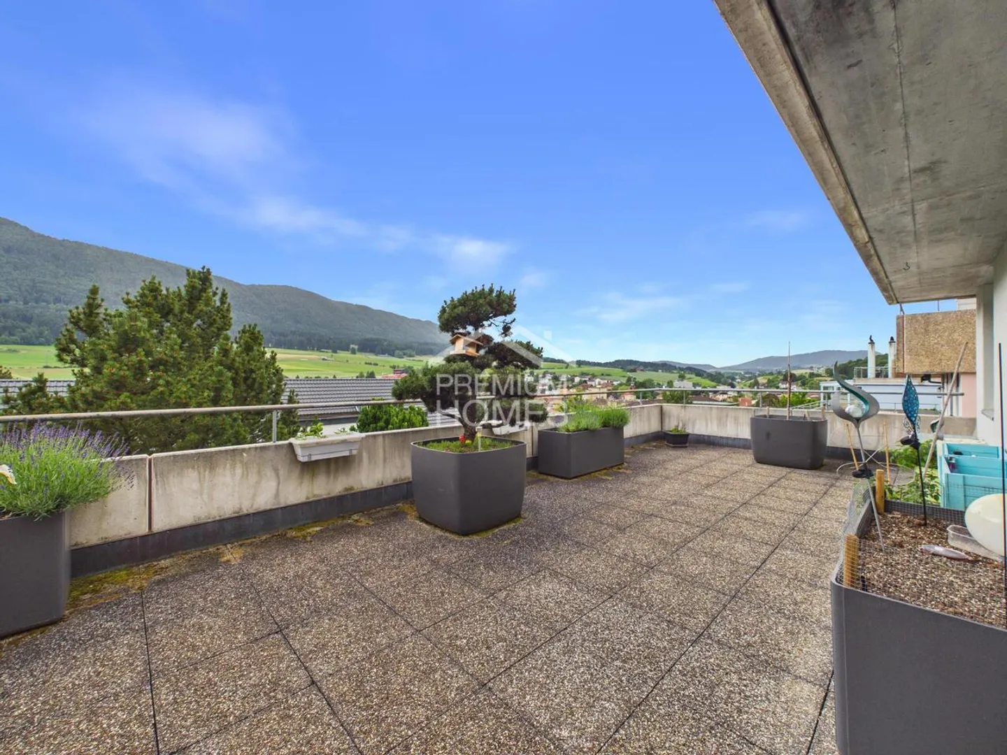 Il tuo rifugio con vista panoramica e grande terrazza a Malleray - Foto 4 di 13