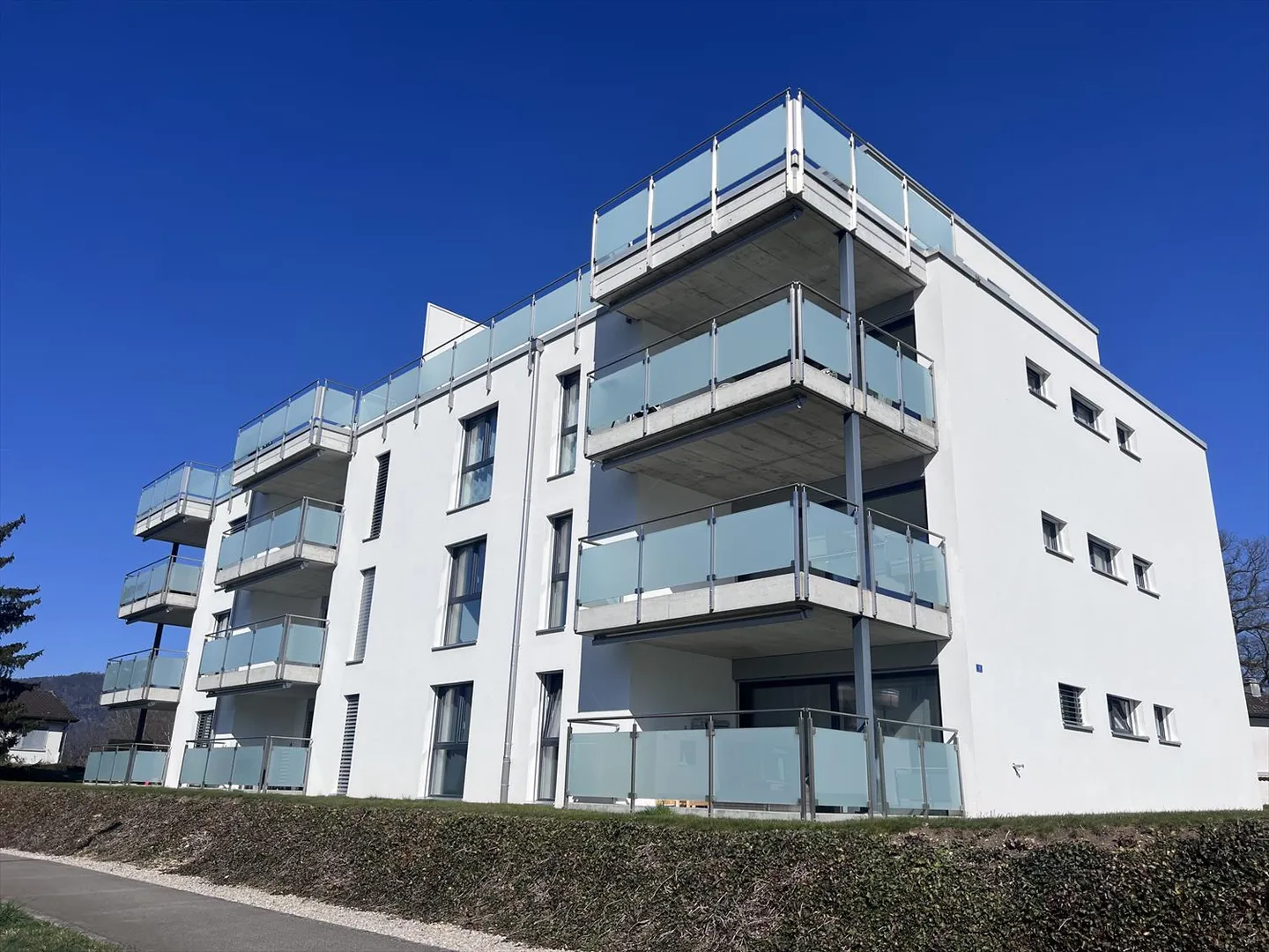 Dans immeubles récents - attiques de 3.5 pièces - Photo 2 sur 13