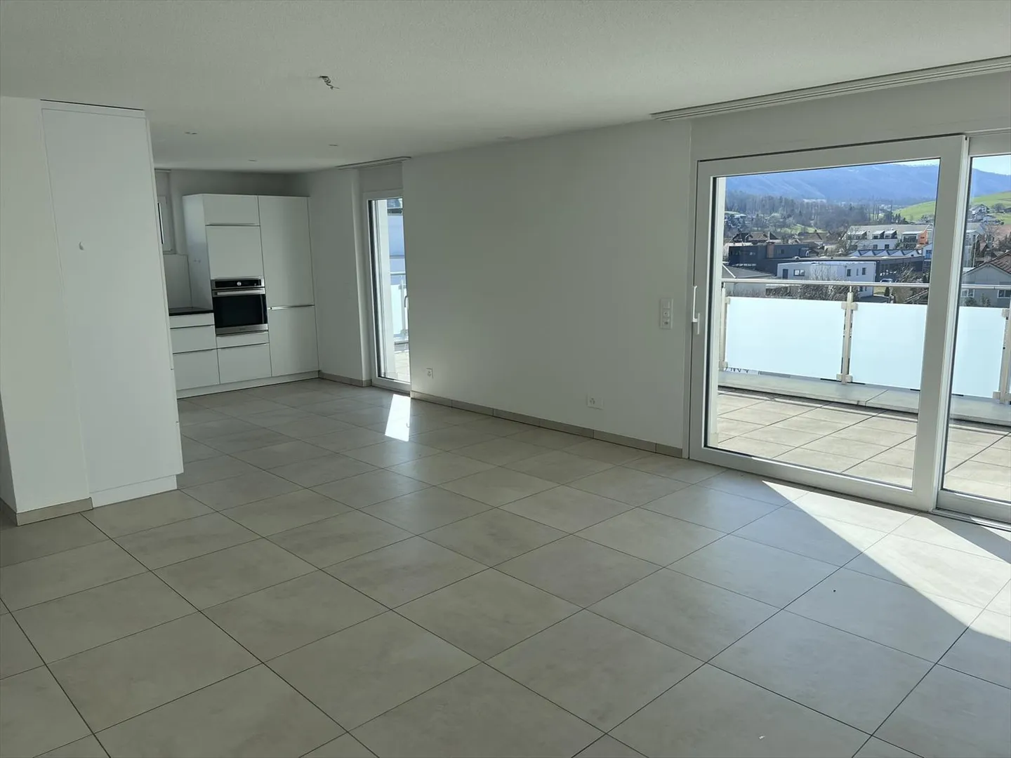 Dans immeubles récents - attiques de 3.5 pièces - Photo 3 sur 13