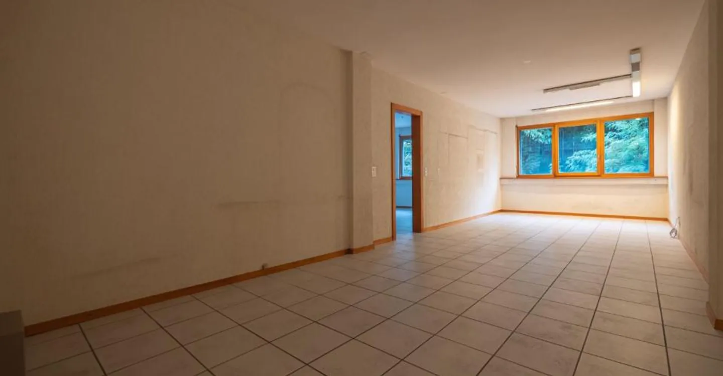 Office for Rent in Sierre - Ideal Location with 137 m² - Photo 2 of 7