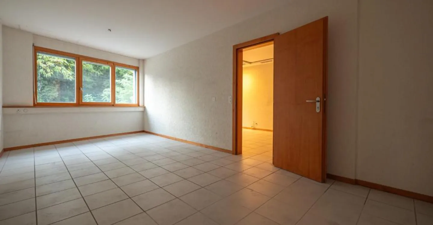 Office for Rent in Sierre - Ideal Location with 137 m² - Photo 4 of 7