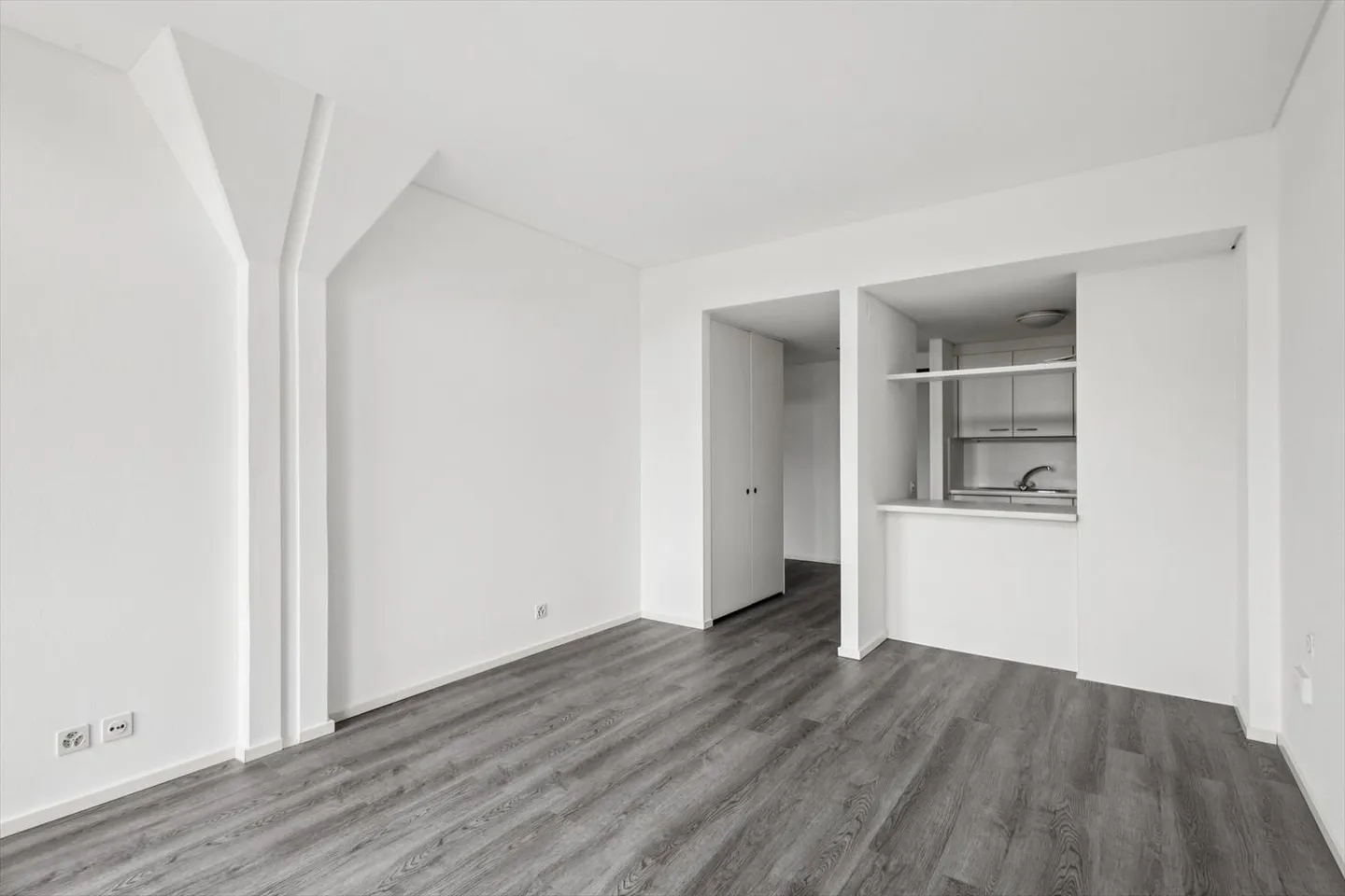 Cozy apartment just steps from the train station - Photo 3 of 11