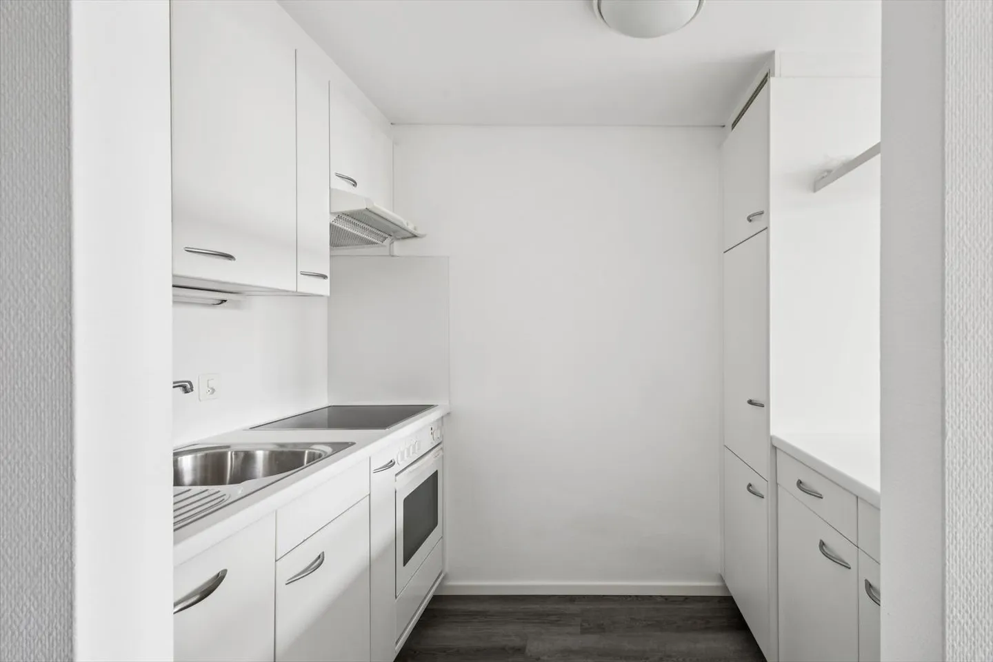 Cozy apartment just steps from the train station - Photo 5 of 11