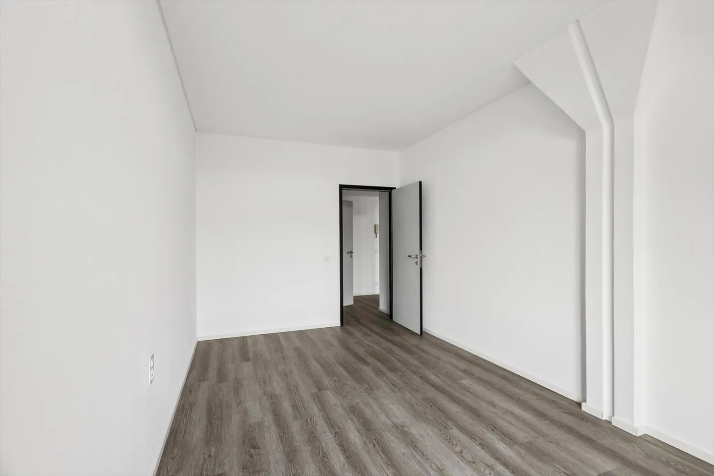 Cozy apartment just steps from the train station - Photo 8 of 11