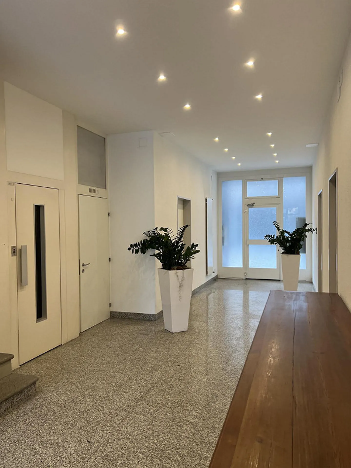 Chiasso, elegant and recent office with covered parking space - Photo 14 of 17