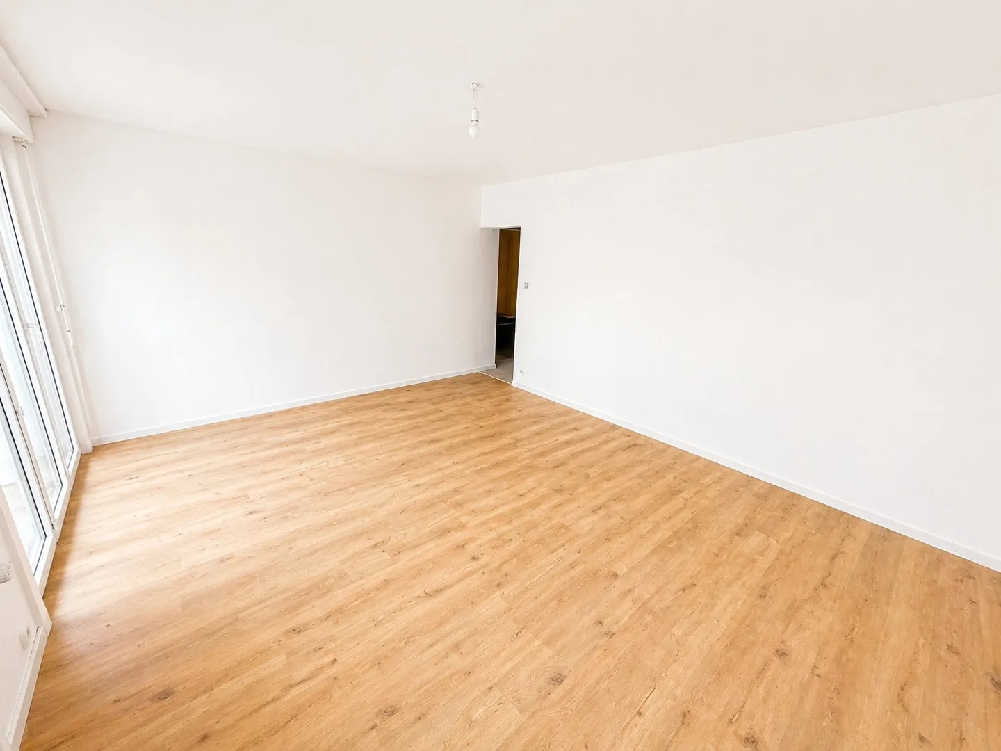 Fribourg: Renovated 3.5 rooms of 82 m² with two balconies - Photo 4 of 13