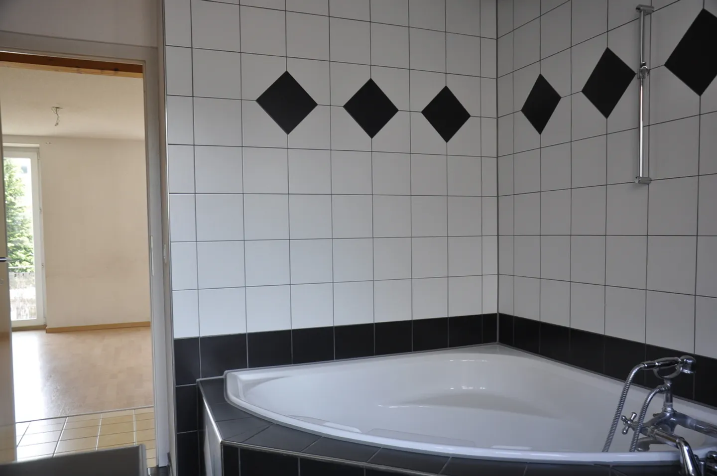 Charming 3-Room Apartment with Balcony in Historic Biel Building - Photo 8 of 11