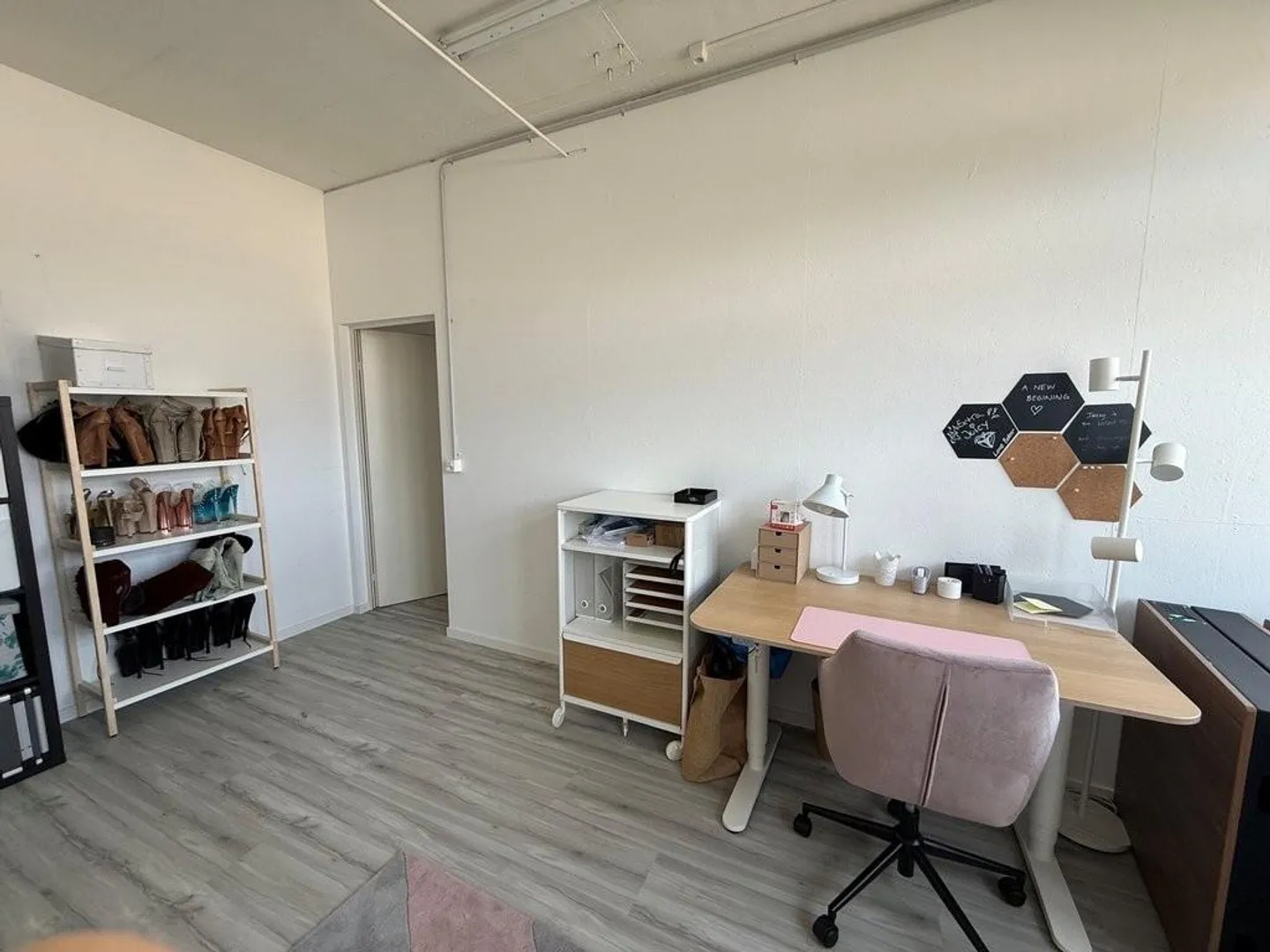 Bureau ou espace de pratique lumineux et ouvert - Photo 1 sur 7